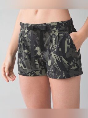 lululemon Women’s Spring Break Away Short - Pop Cut Fatigue Green Black size 8